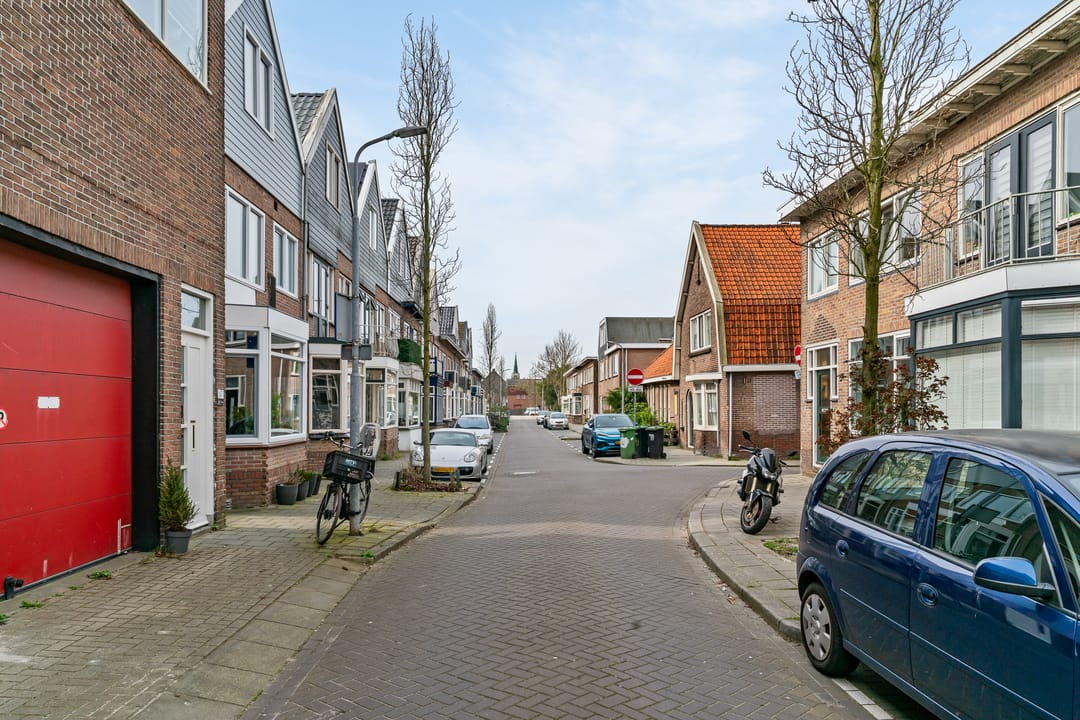 Modernized Family Home with Sunny Garden and Solar Panels in Koog aan de Zaan — 32