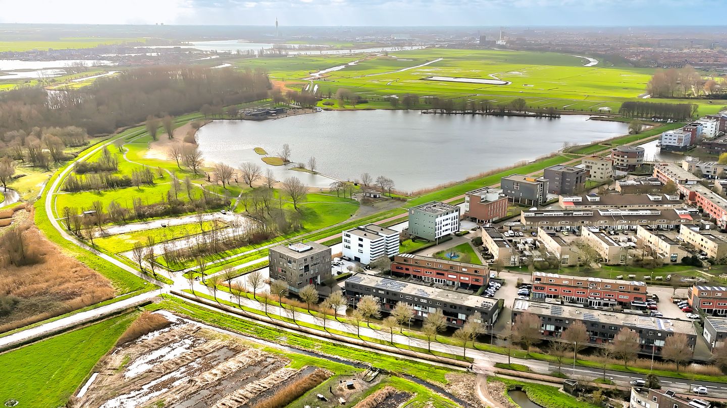 Photo 10 of L. Springerstraat 242