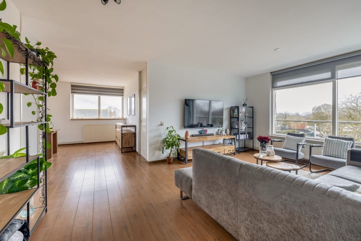 Photo 2 of Passage 182