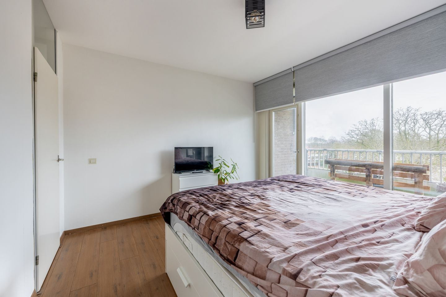 Spacious corner apartment with west-facing balcony in the village center — 13