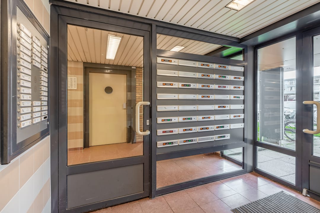 Spacious corner apartment with west-facing balcony in the village center — 22