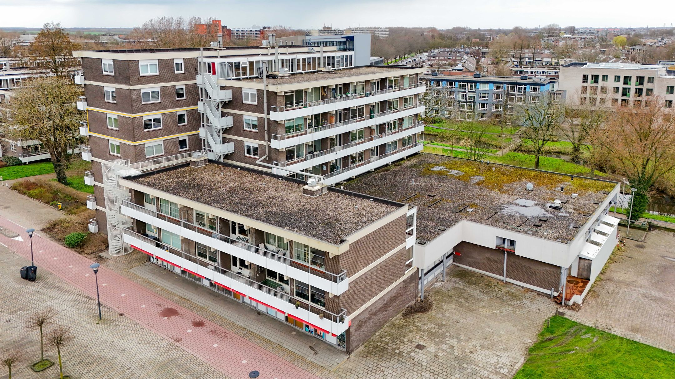Spacious corner apartment with west-facing balcony in the village center — 23