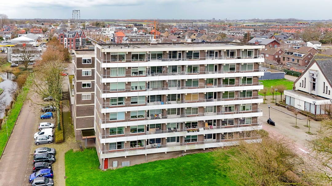 Spacious corner apartment with west-facing balcony in the village center — 25