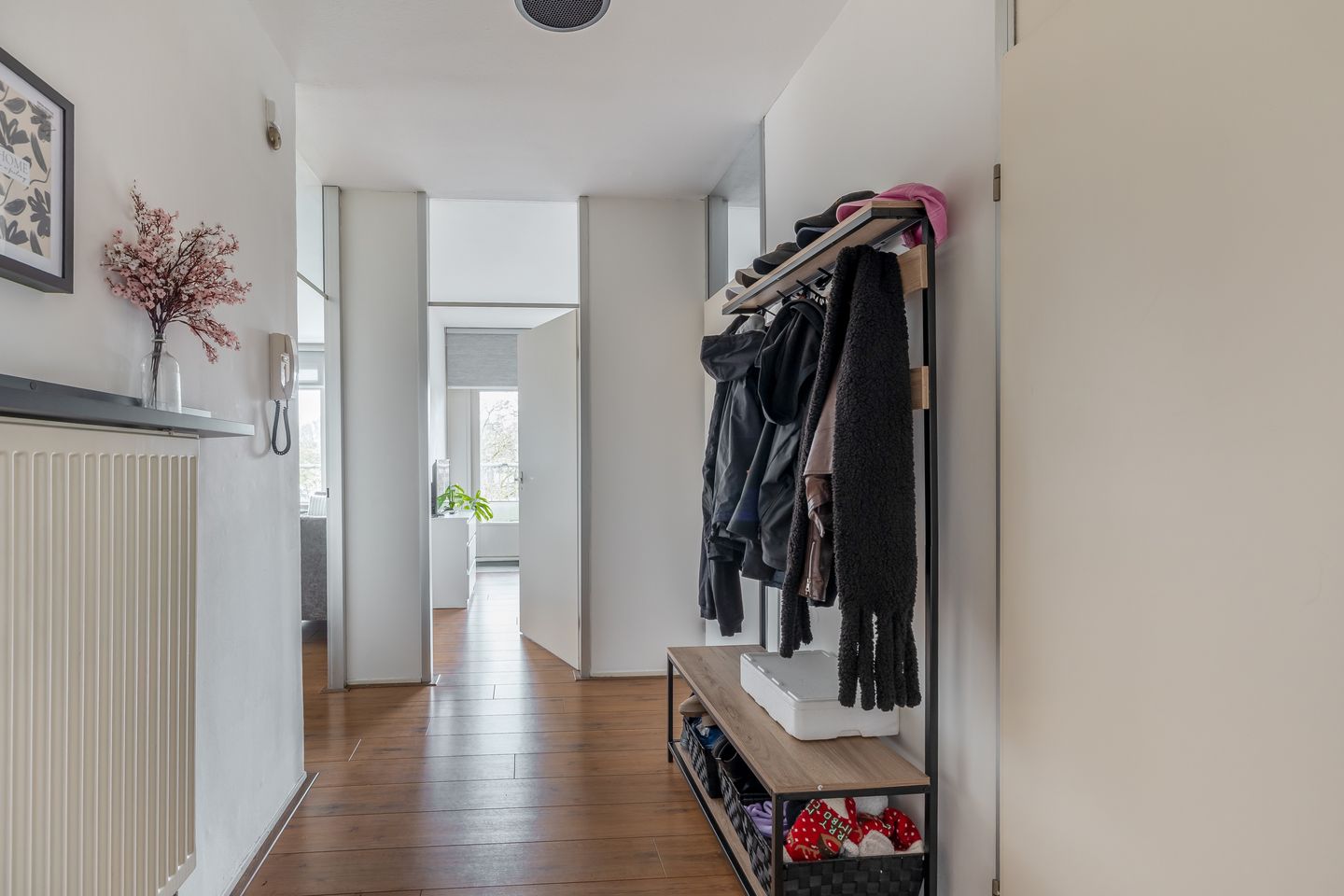 Spacious corner apartment with west-facing balcony in the village center — 18