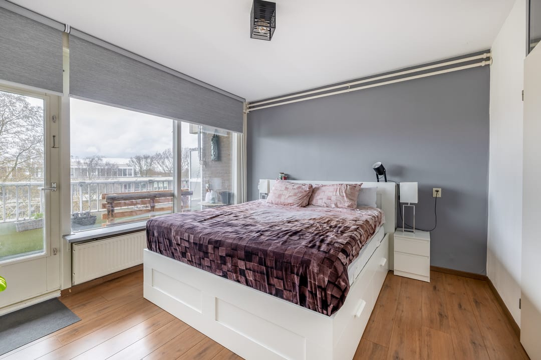 Spacious corner apartment with west-facing balcony in the village center — 12