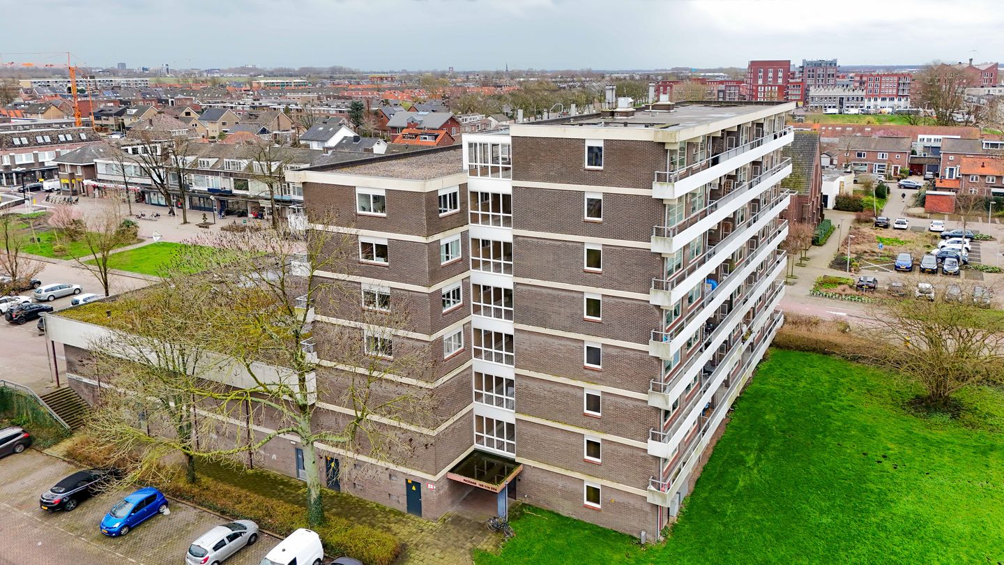 Spacious corner apartment with west-facing balcony in the village center — 24
