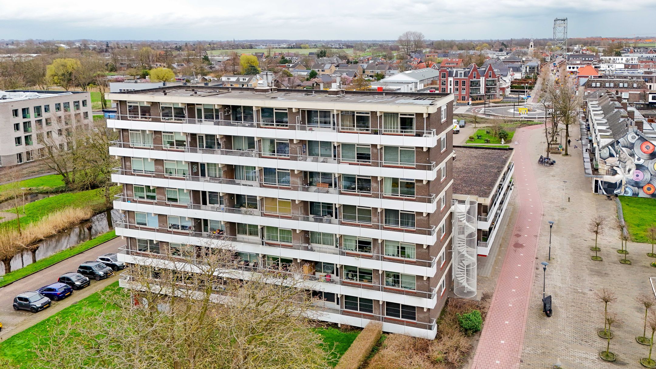 Spacious corner apartment with west-facing balcony in the village center — 26