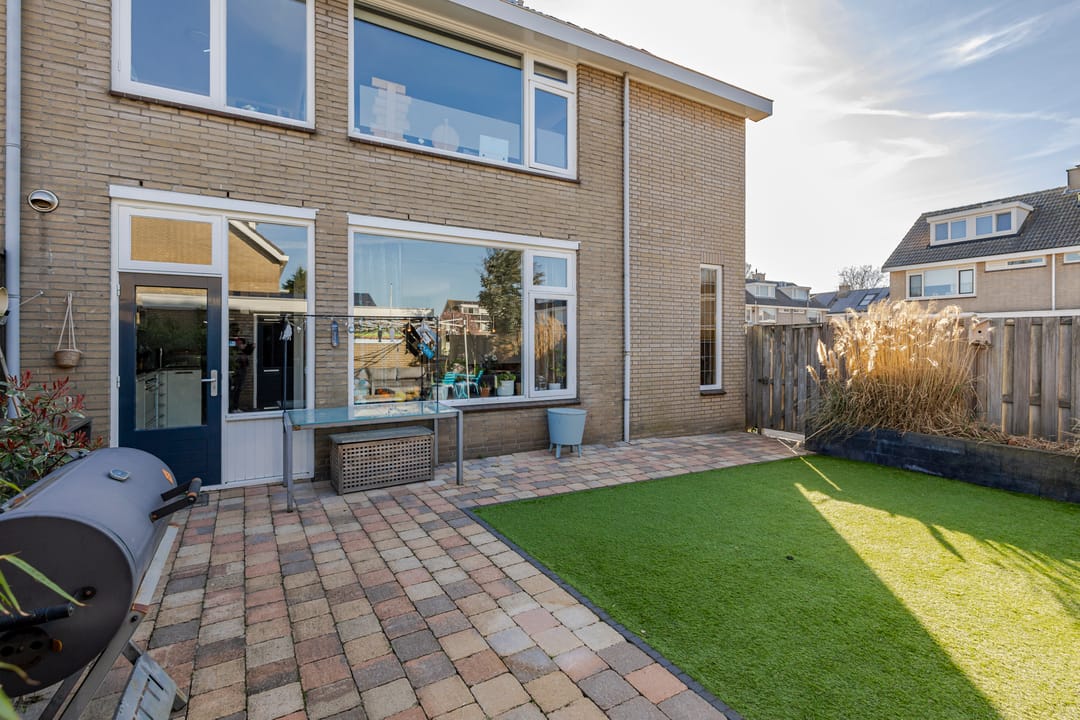Spacious Corner Home with Garage in Popular Vogelbuurt — 25