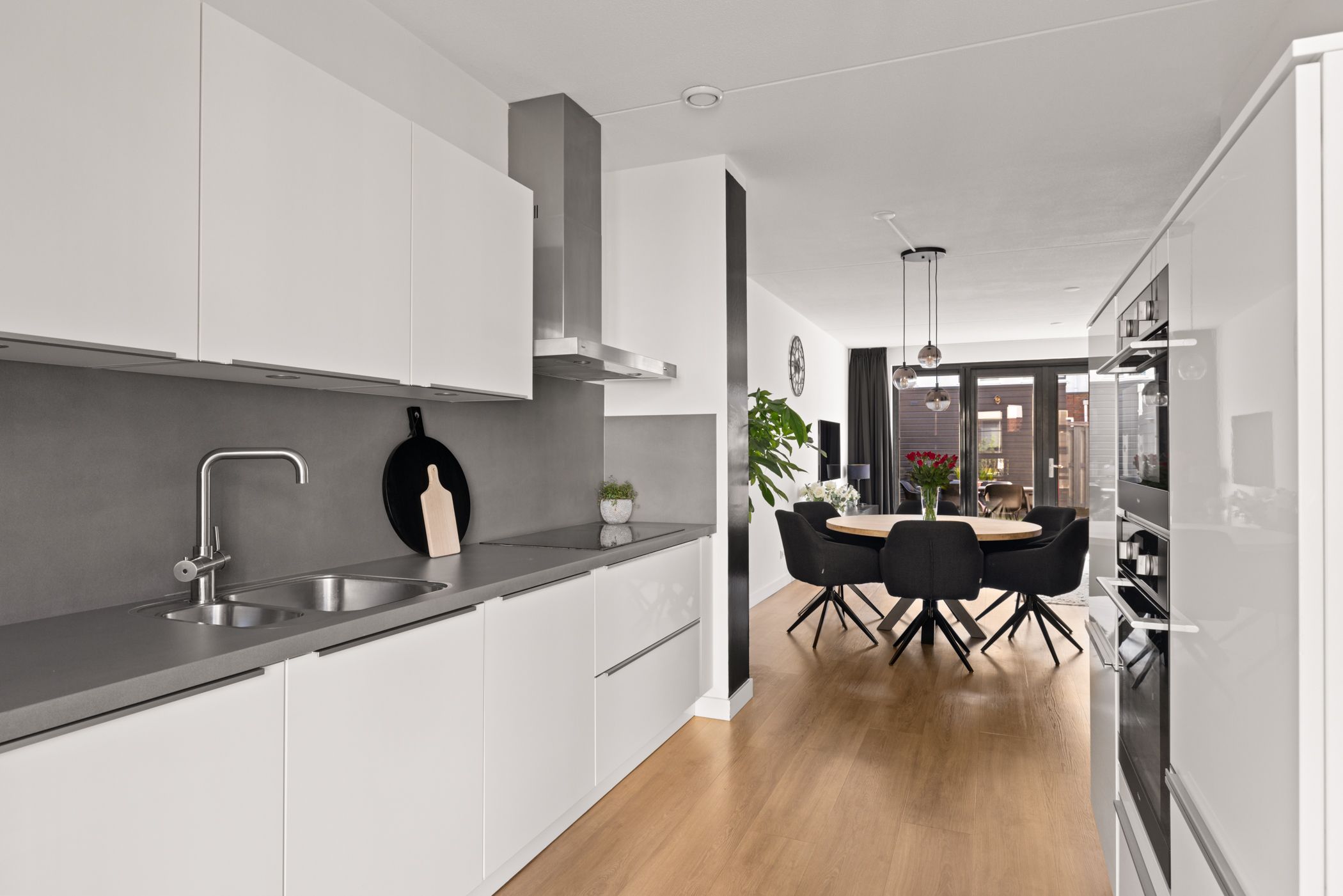 Modern energy-efficient home with south-facing garden and 5 bedrooms — 15