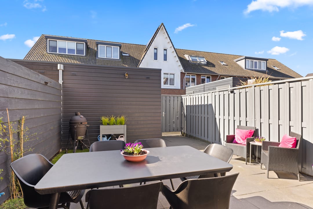 Modern energy-efficient home with south-facing garden and 5 bedrooms — 17