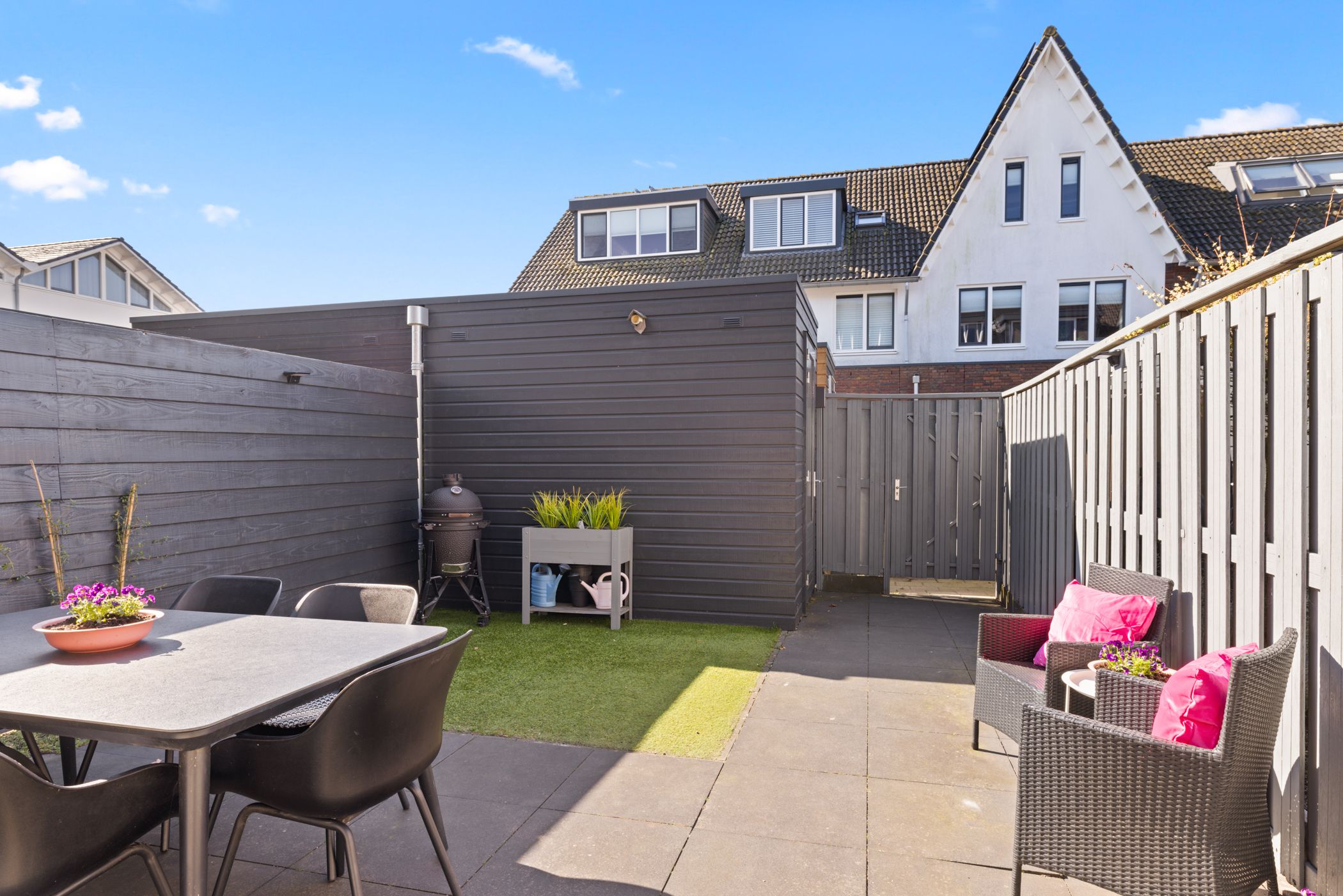 Modern energy-efficient home with south-facing garden and 5 bedrooms — 18