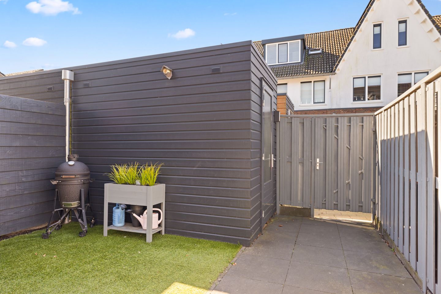 Modern energy-efficient home with south-facing garden and 5 bedrooms — 19