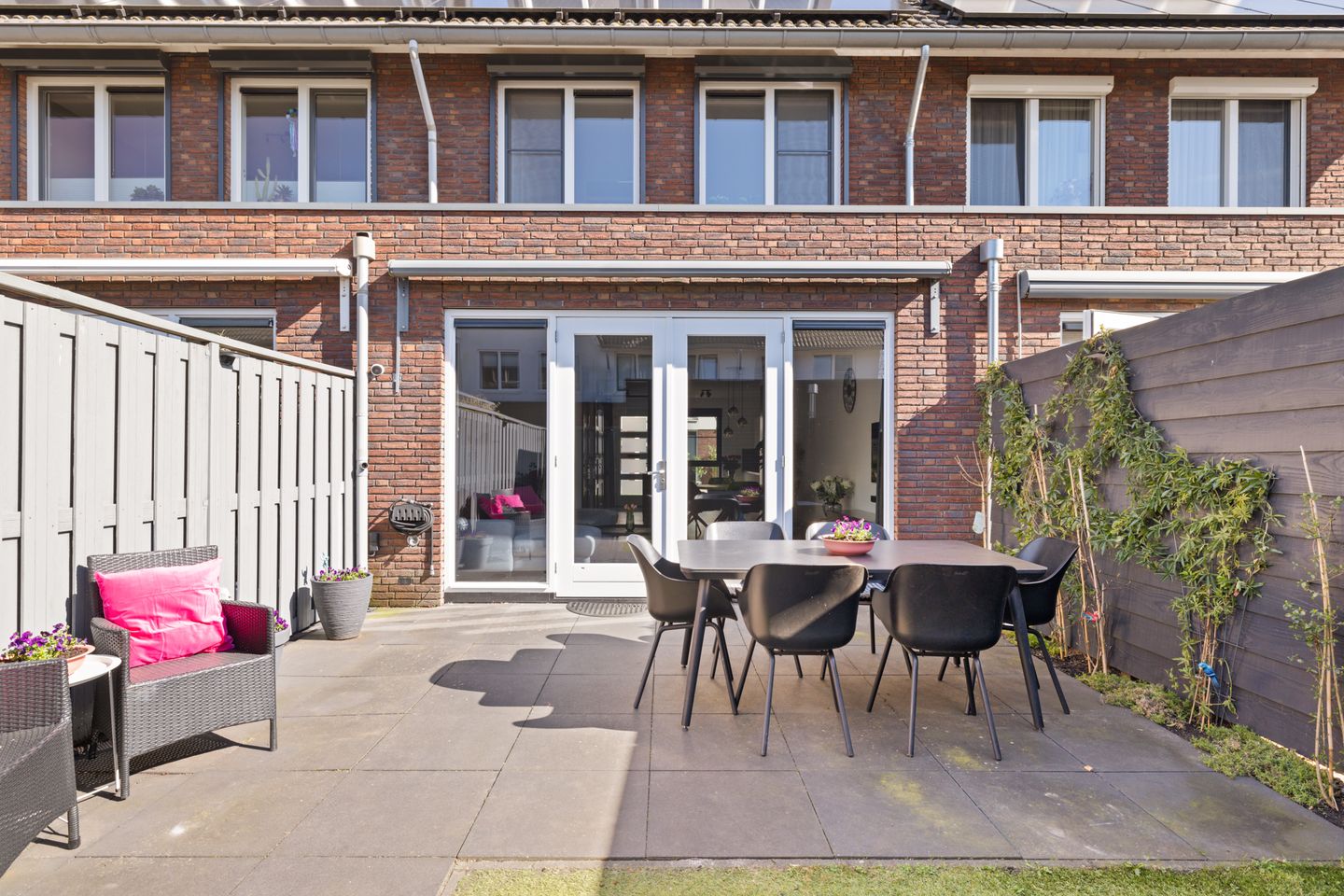 Modern energy-efficient home with south-facing garden and 5 bedrooms — 20