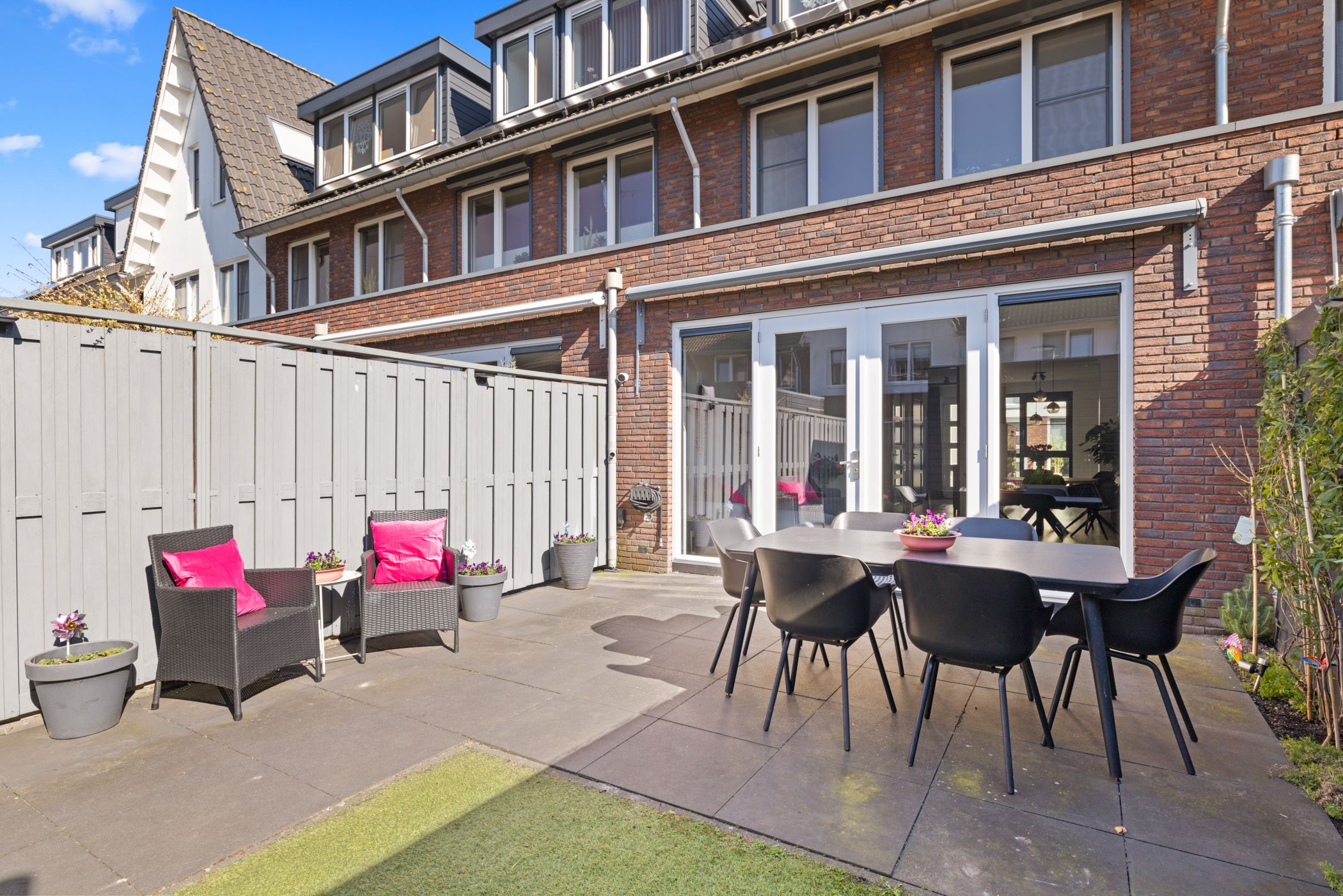 Modern energy-efficient home with south-facing garden and 5 bedrooms — 21