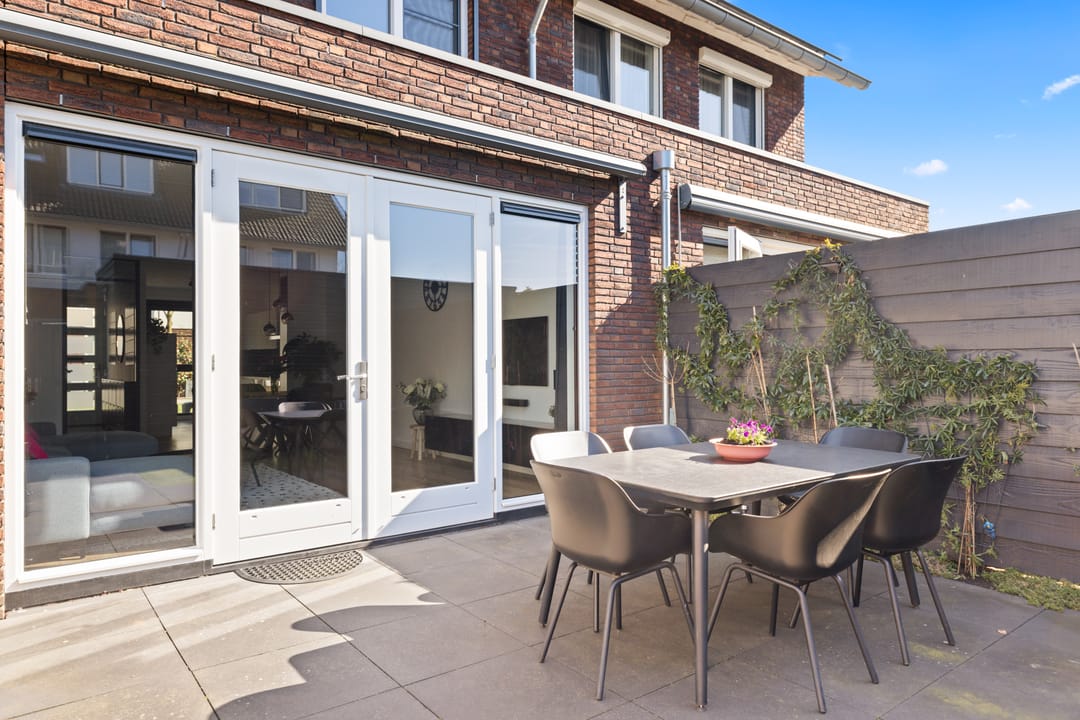 Modern energy-efficient home with south-facing garden and 5 bedrooms — 22
