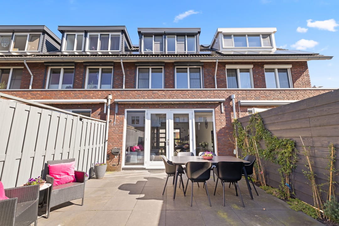 Modern energy-efficient home with south-facing garden and 5 bedrooms — 23