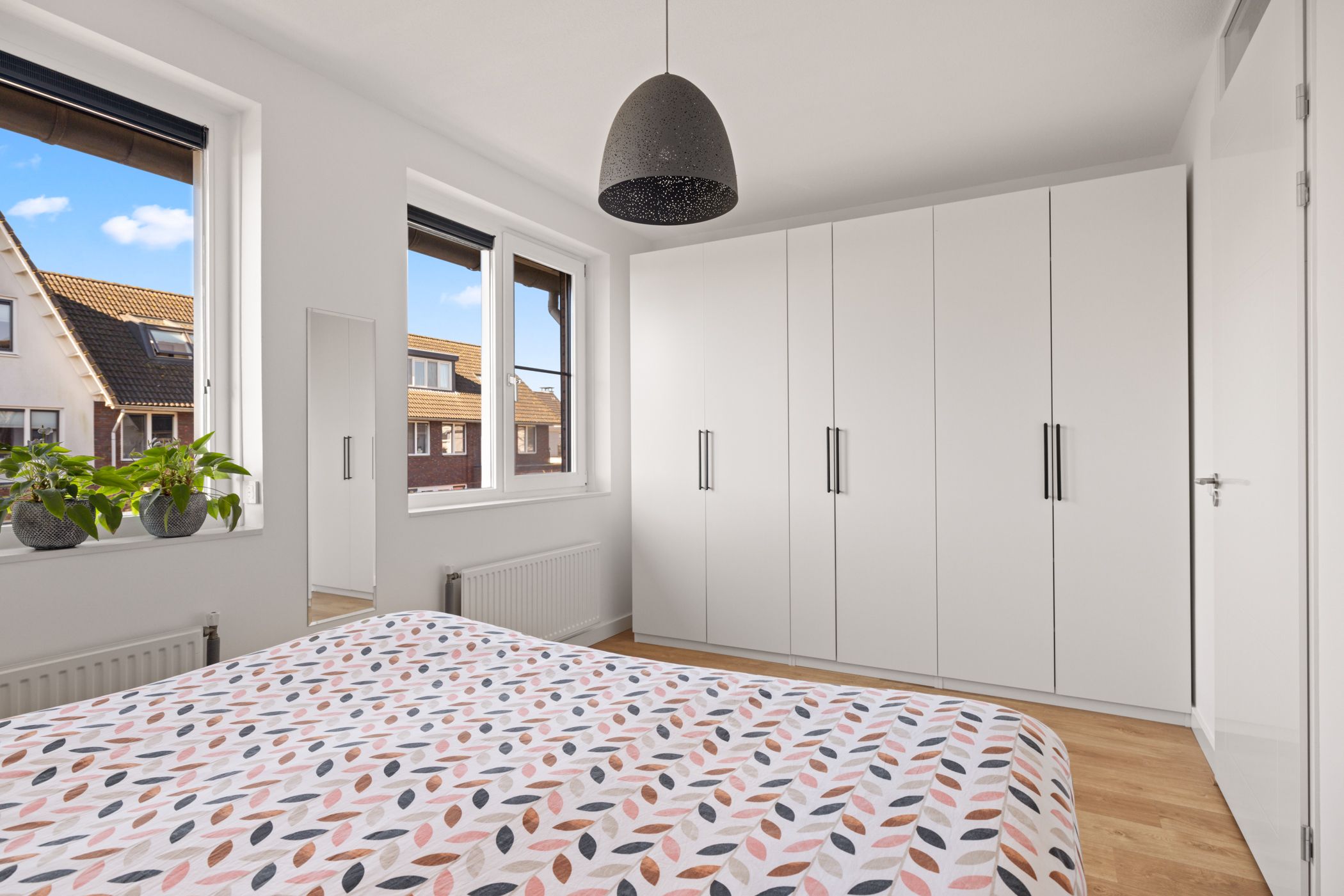 Modern energy-efficient home with south-facing garden and 5 bedrooms — 27