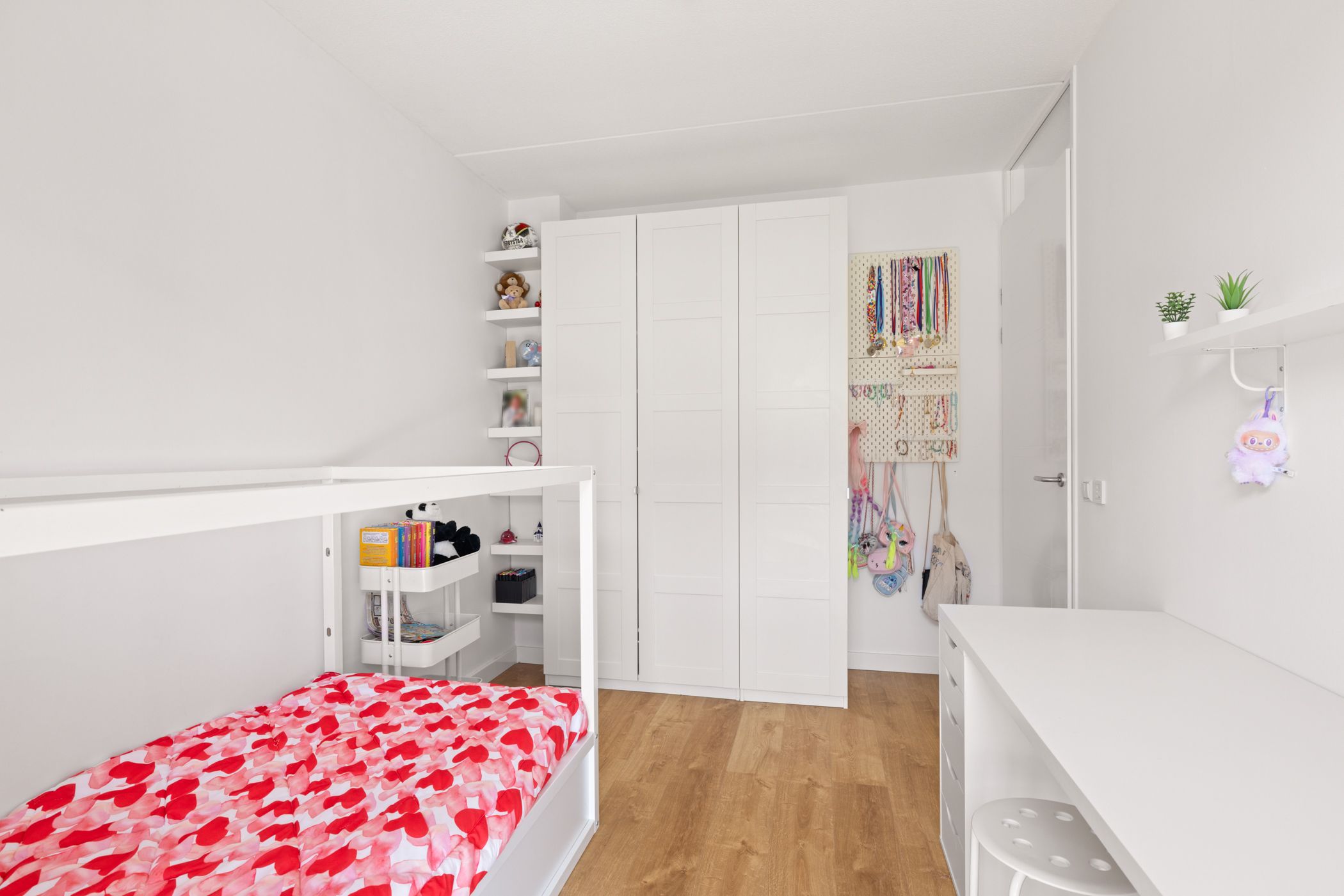 Modern energy-efficient home with south-facing garden and 5 bedrooms — 30