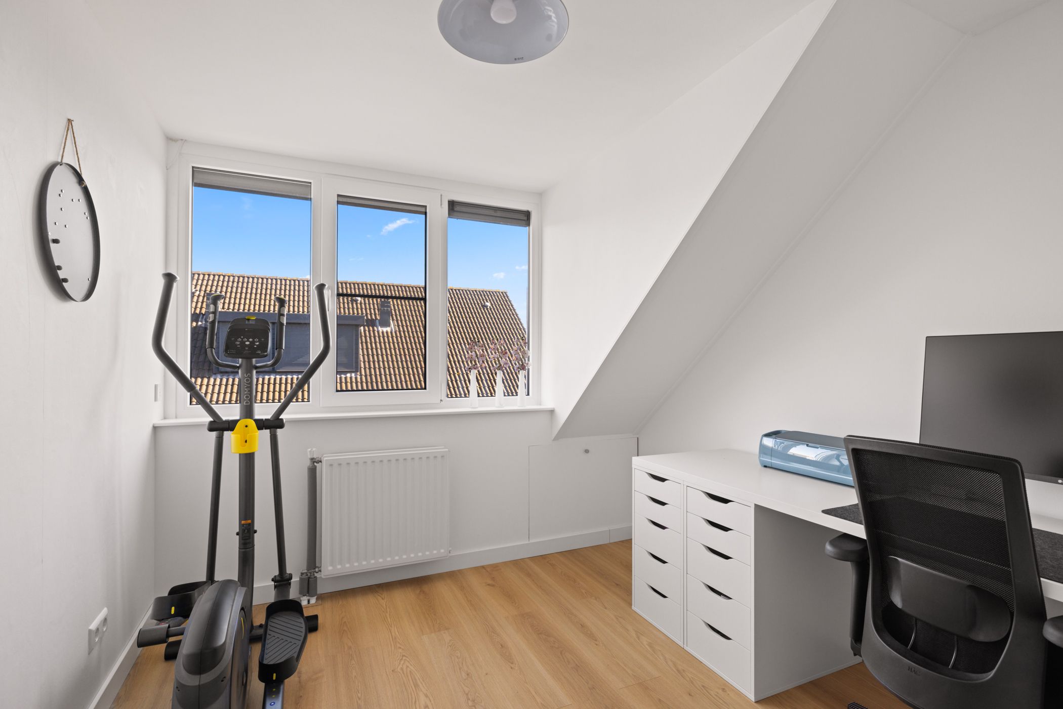 Modern energy-efficient home with south-facing garden and 5 bedrooms — 33