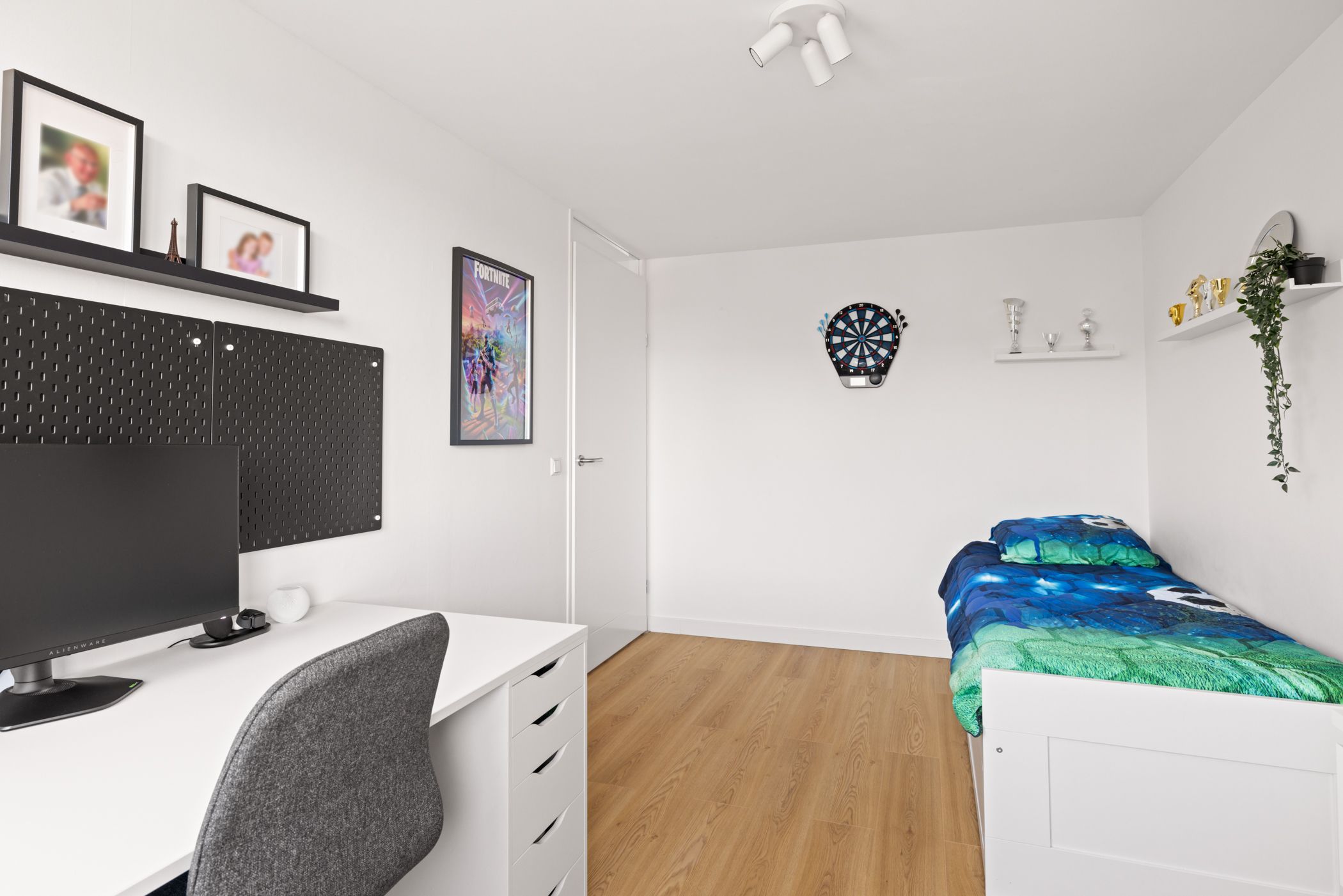 Modern energy-efficient home with south-facing garden and 5 bedrooms — 36