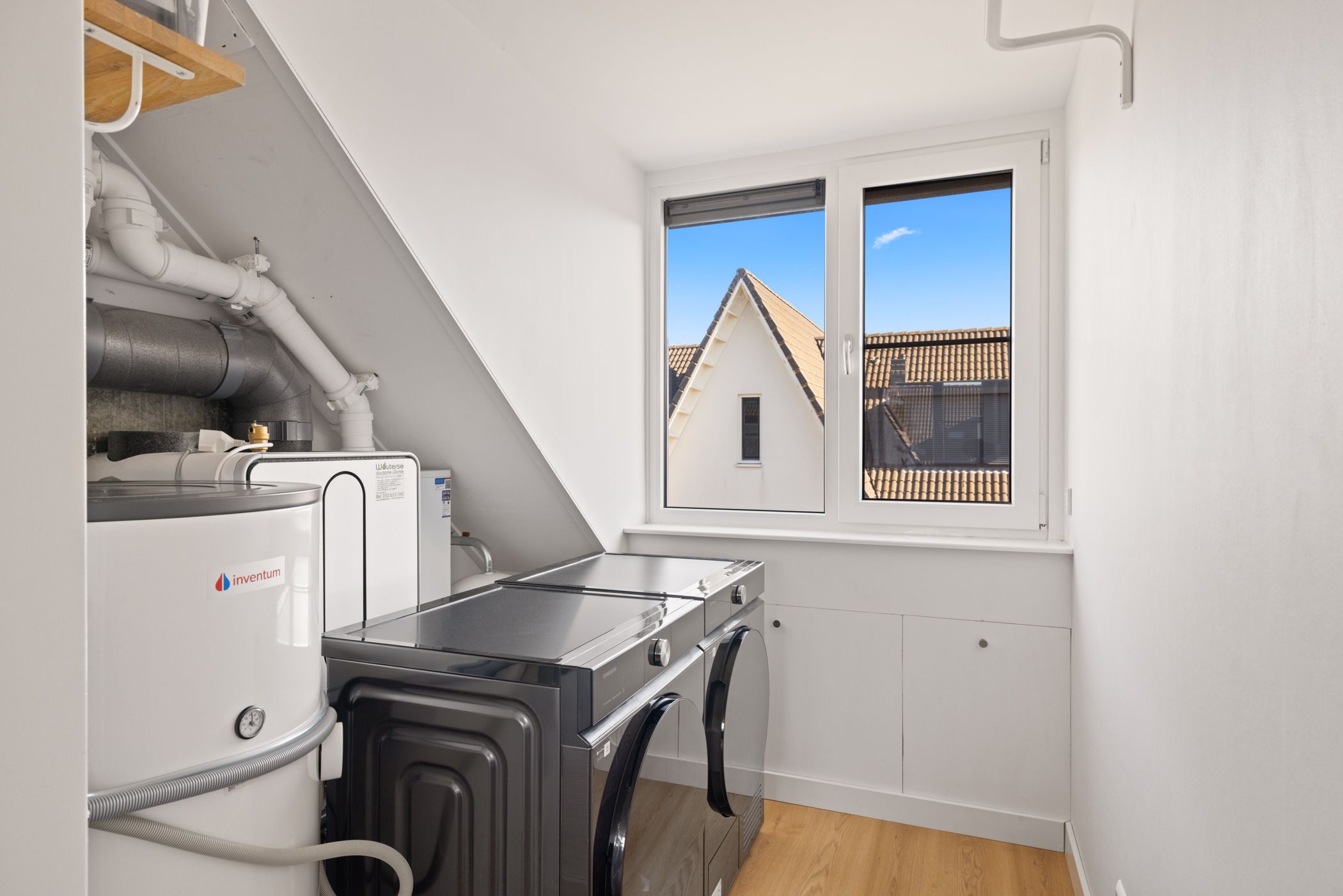 Modern energy-efficient home with south-facing garden and 5 bedrooms — 42