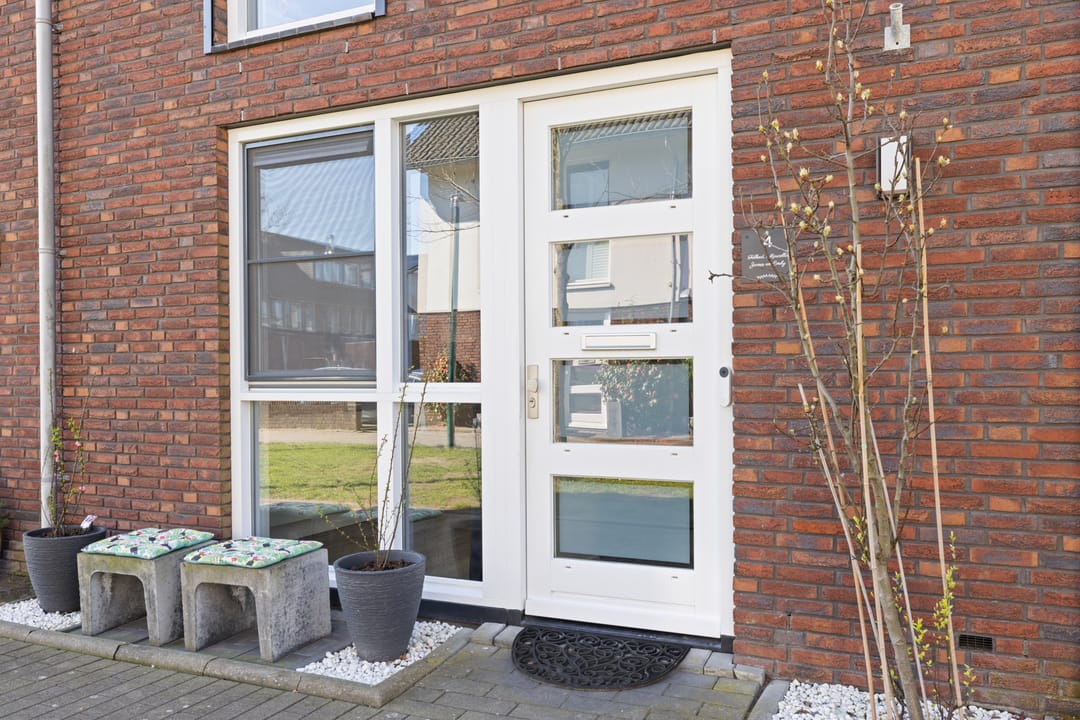 Modern energy-efficient home with south-facing garden and 5 bedrooms — 46