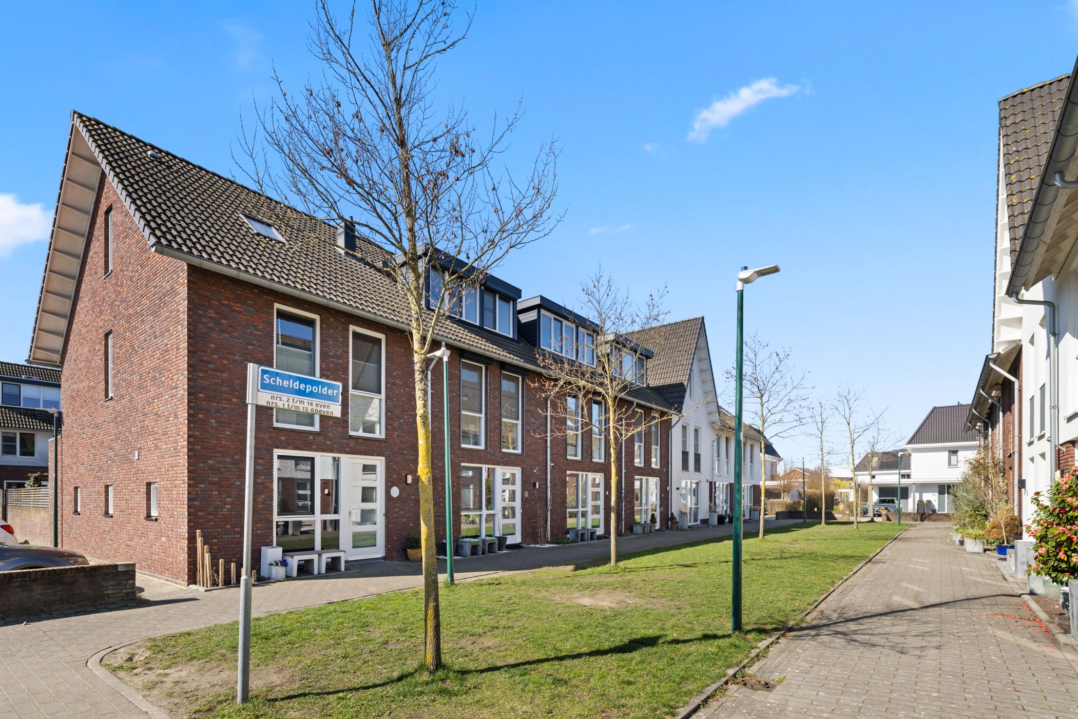 Modern energy-efficient home with south-facing garden and 5 bedrooms — 48