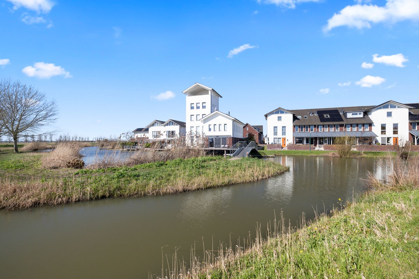 Modern energy-efficient home with south-facing garden and 5 bedrooms — 50