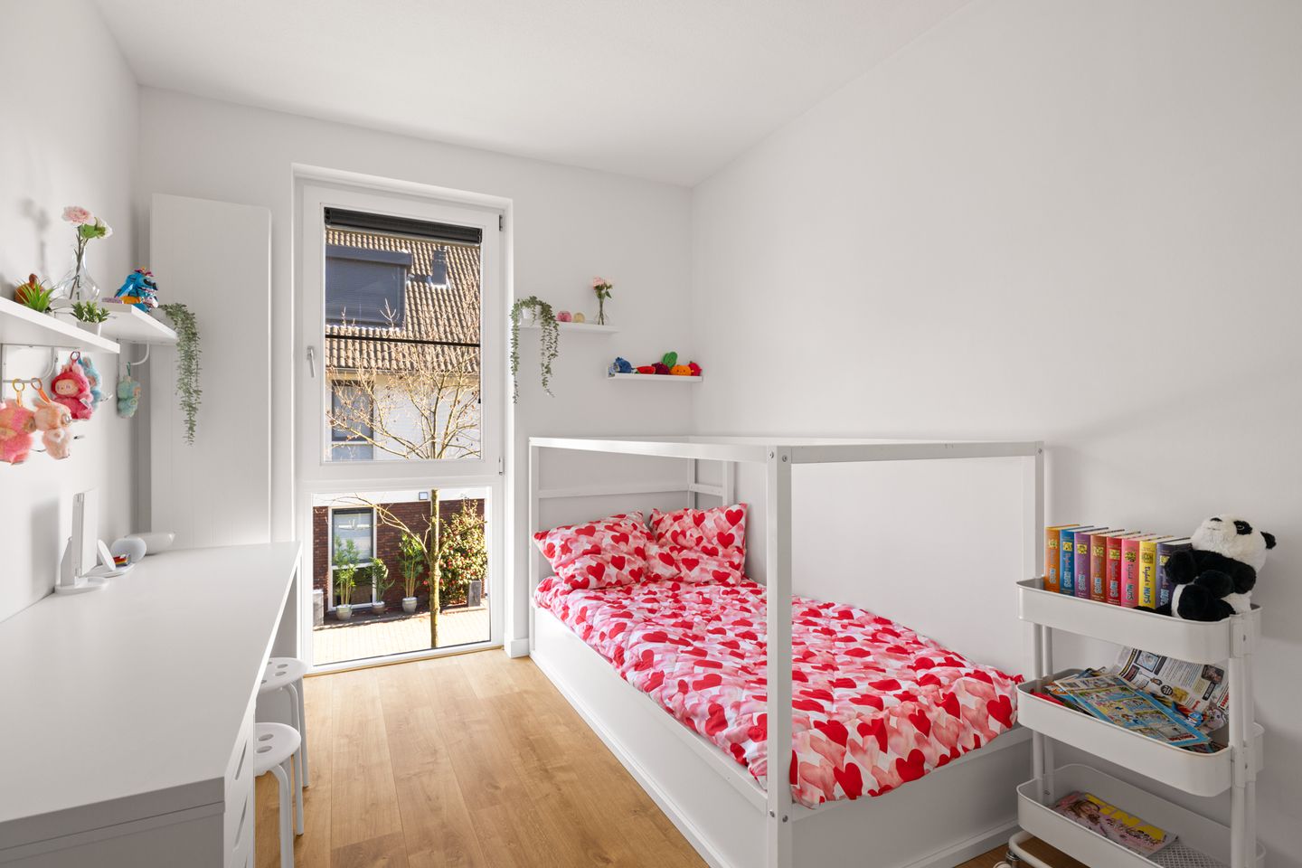 Modern energy-efficient home with south-facing garden and 5 bedrooms — 29