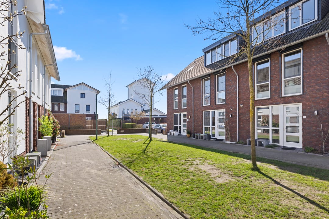 Modern energy-efficient home with south-facing garden and 5 bedrooms — 47