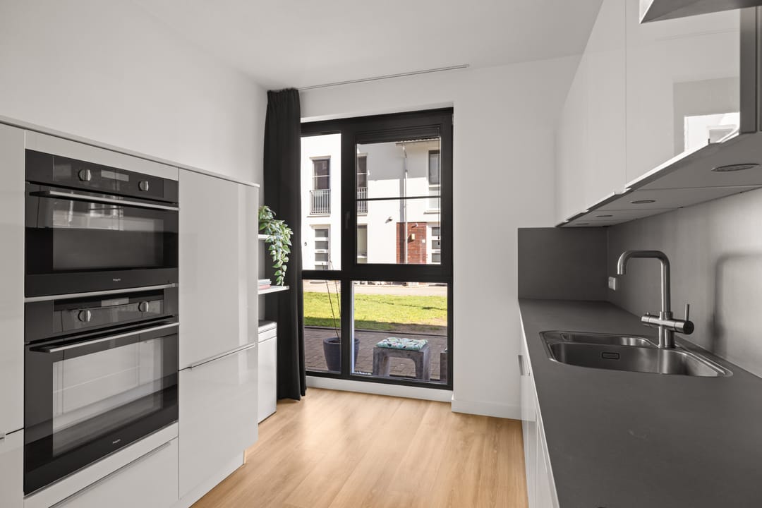 Modern energy-efficient home with south-facing garden and 5 bedrooms — 13