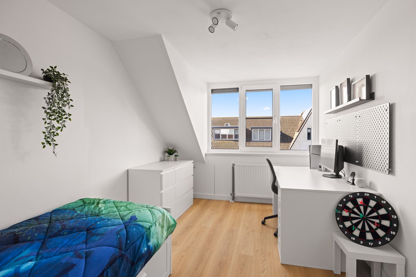 Modern energy-efficient home with south-facing garden and 5 bedrooms — 35