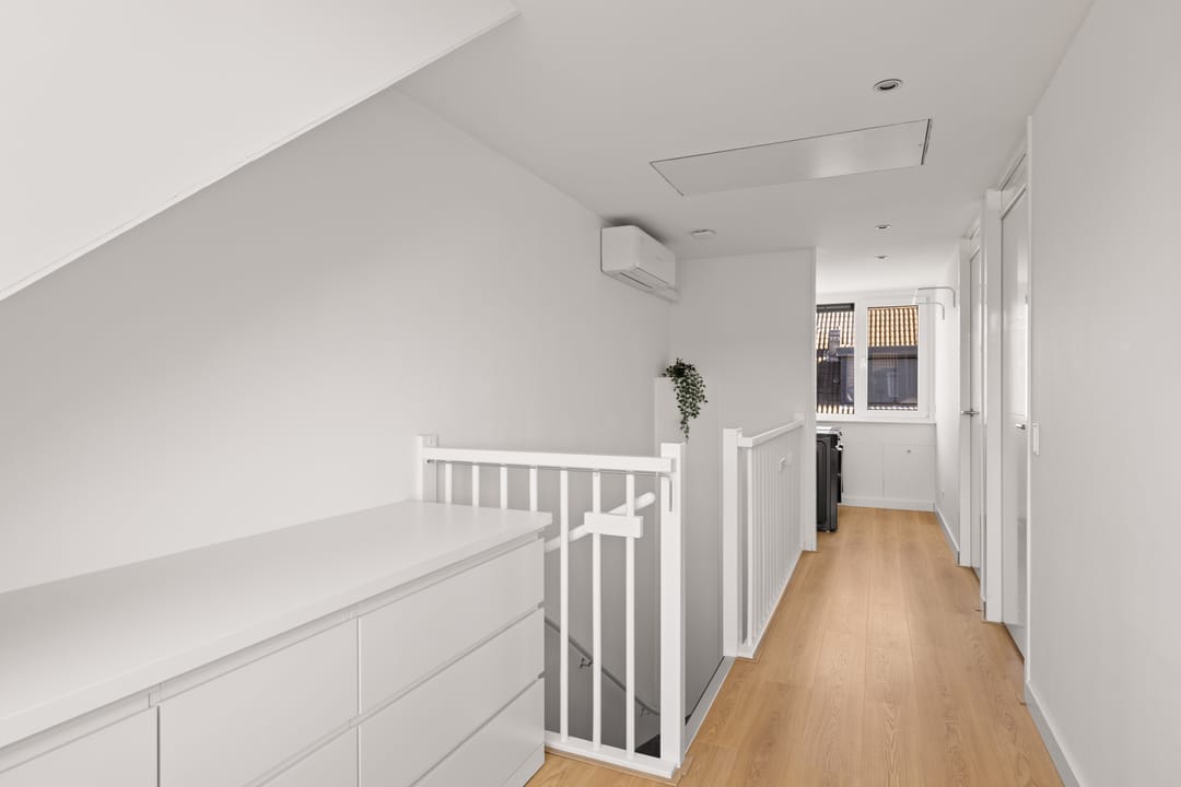 Modern energy-efficient home with south-facing garden and 5 bedrooms — 32