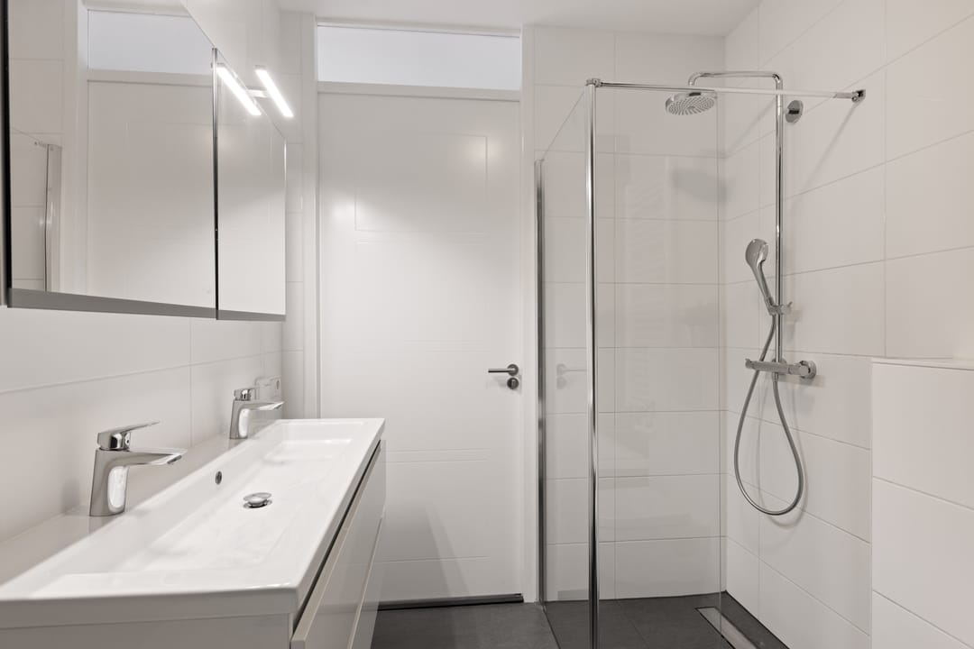 Modern energy-efficient home with south-facing garden and 5 bedrooms — 41