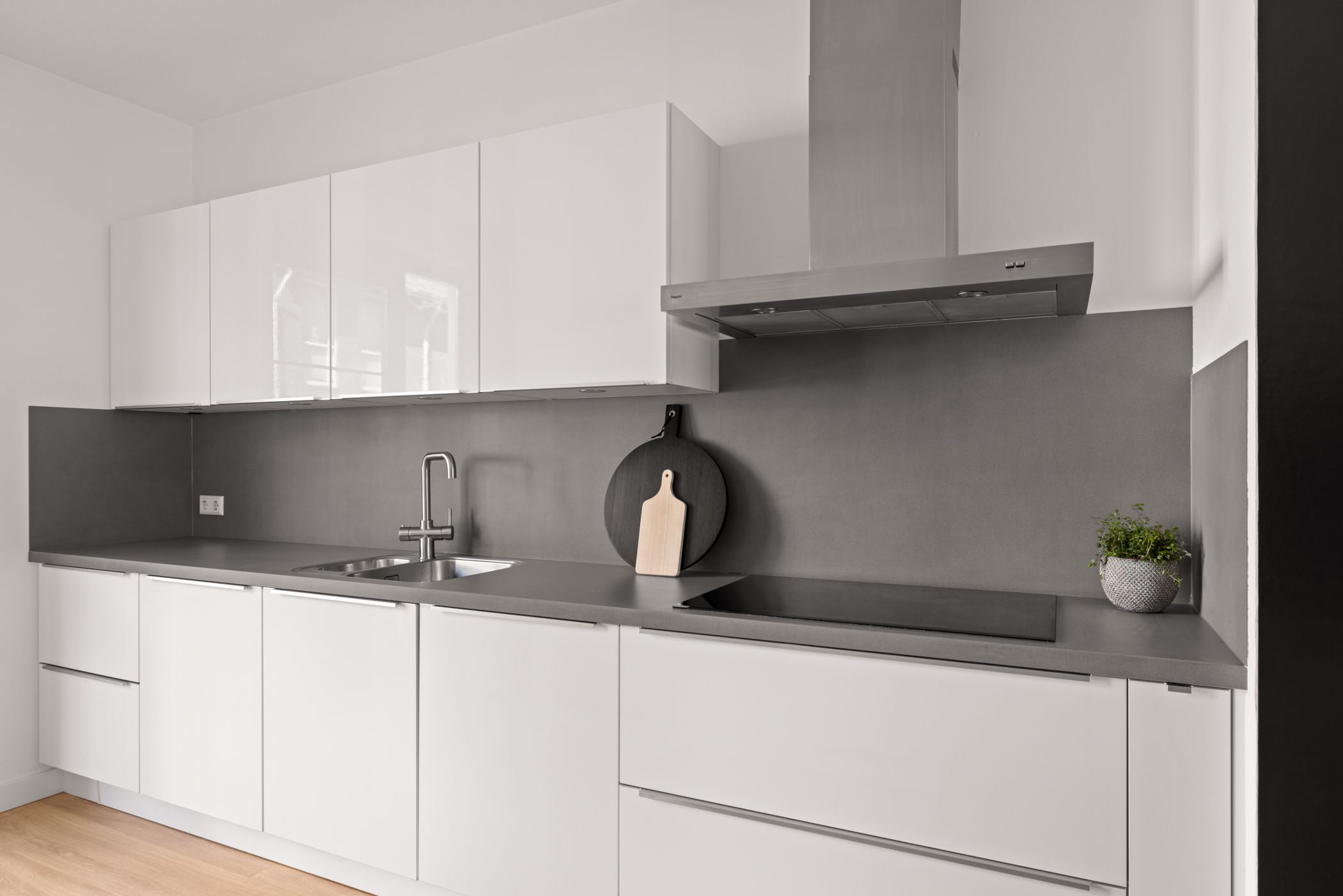 Modern energy-efficient home with south-facing garden and 5 bedrooms — 12