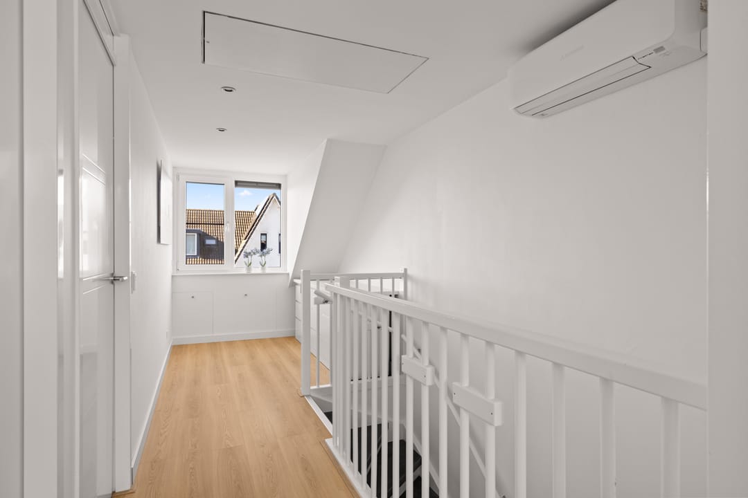 Modern energy-efficient home with south-facing garden and 5 bedrooms — 31