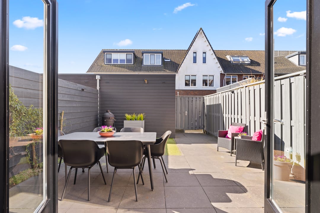 Modern energy-efficient home with south-facing garden and 5 bedrooms — 16