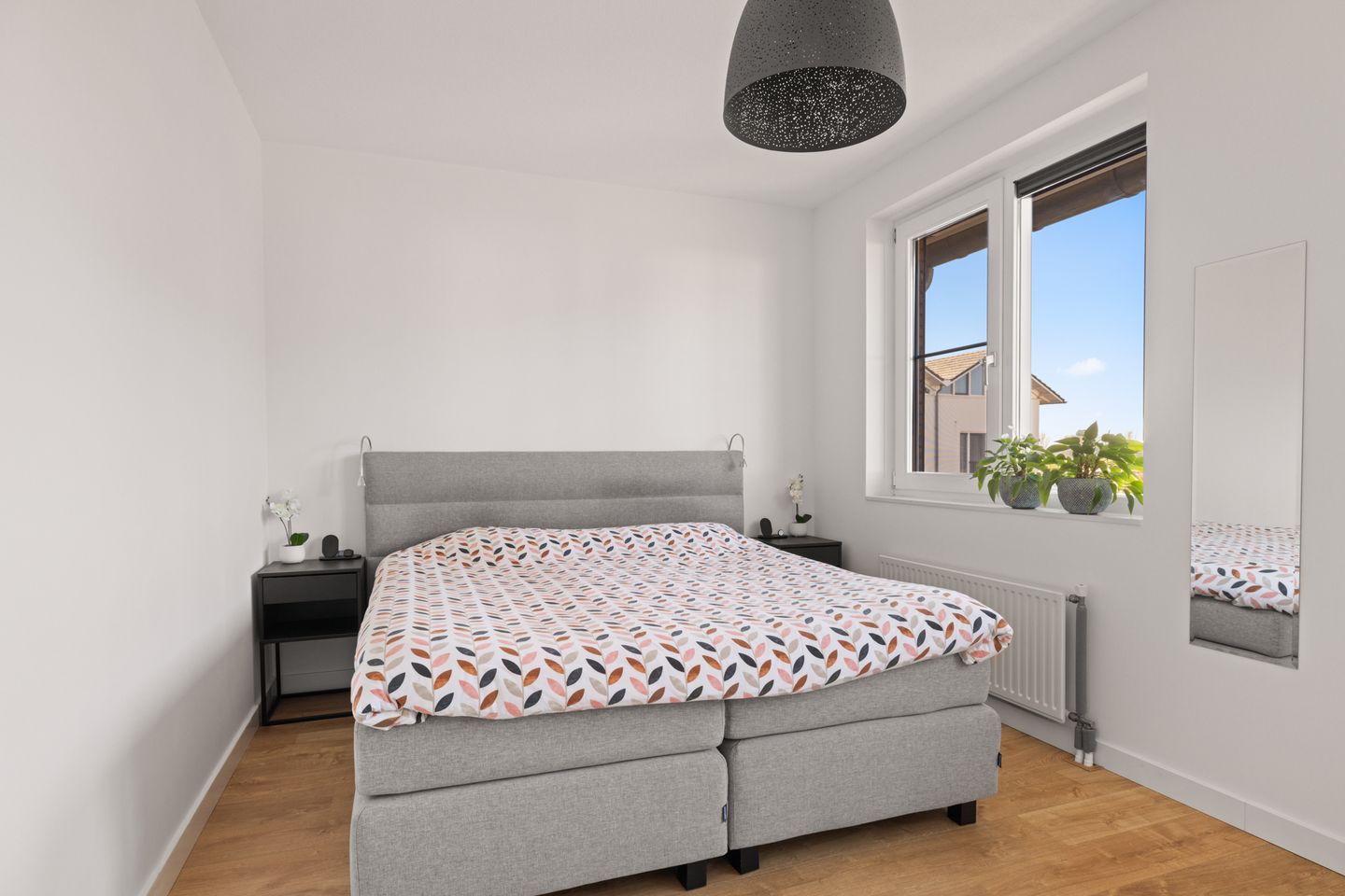 Modern energy-efficient home with south-facing garden and 5 bedrooms — 25