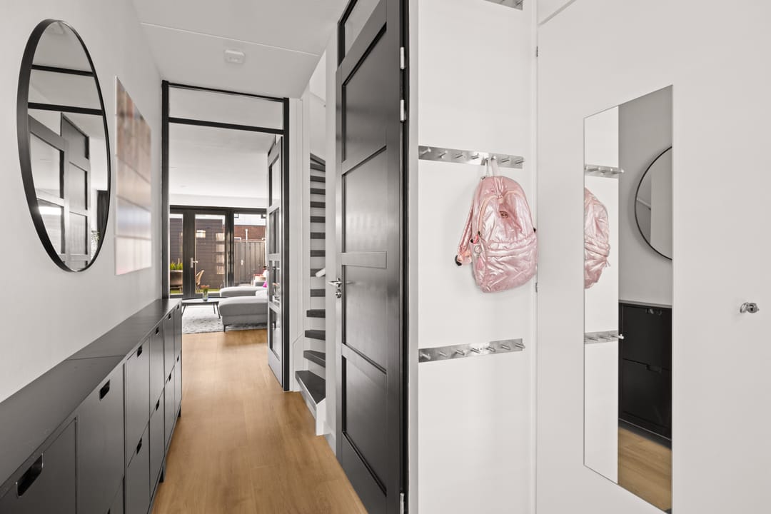 Modern energy-efficient home with south-facing garden and 5 bedrooms — 43