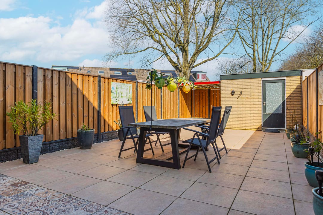 Well-maintained terraced home with modern kitchen and spacious garden — 36