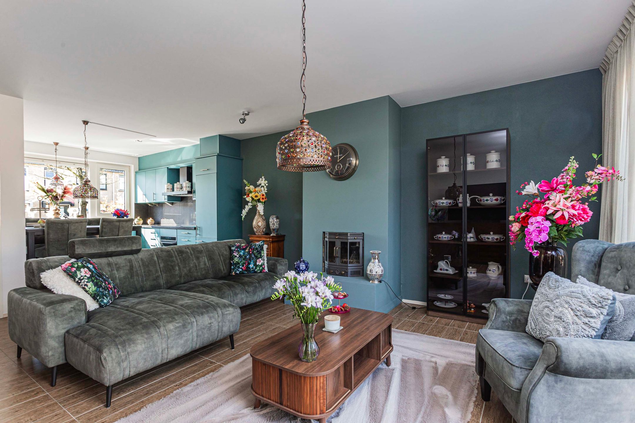 Well-maintained terraced home with modern kitchen and spacious garden — 12