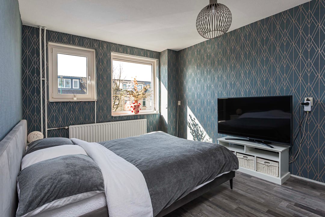 Well-maintained terraced home with modern kitchen and spacious garden — 16