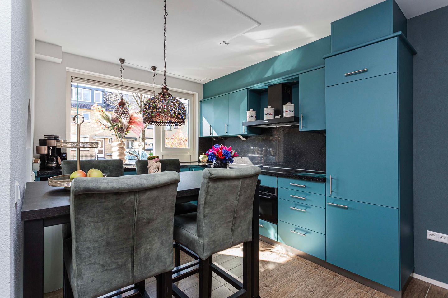 Well-maintained terraced home with modern kitchen and spacious garden — 14