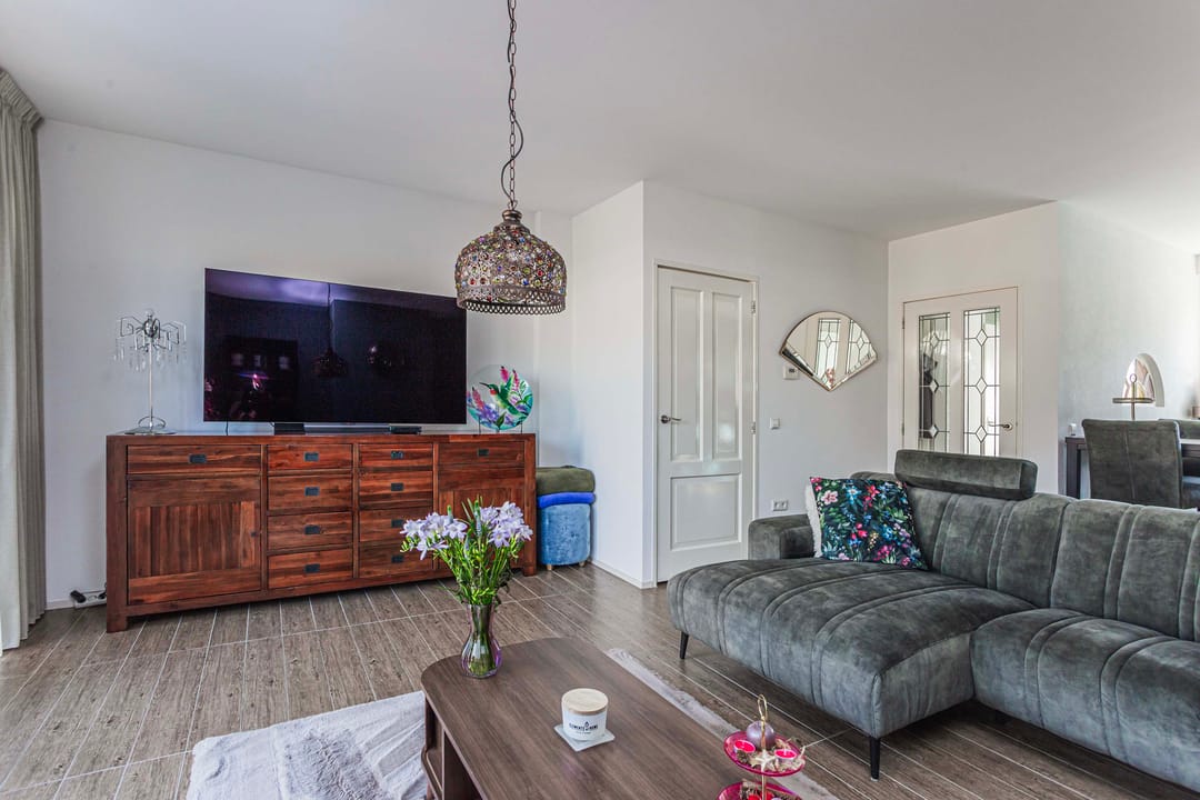 Well-maintained terraced home with modern kitchen and spacious garden — 13