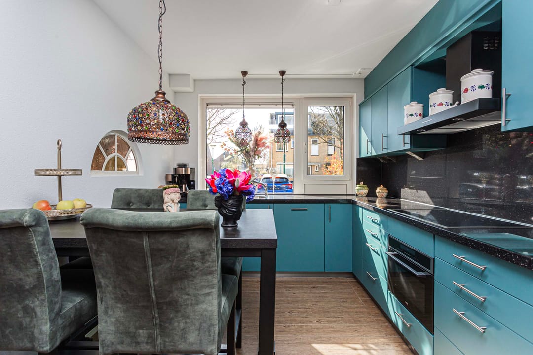 Well-maintained terraced home with modern kitchen and spacious garden — 15