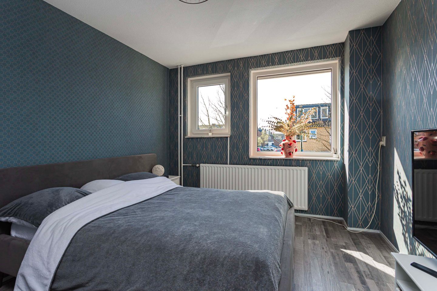 Well-maintained terraced home with modern kitchen and spacious garden — 18