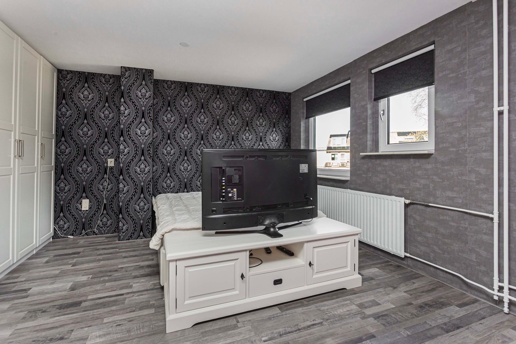 Well-maintained terraced home with modern kitchen and spacious garden — 20