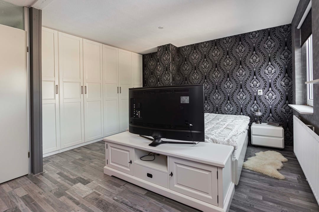 Well-maintained terraced home with modern kitchen and spacious garden — 21