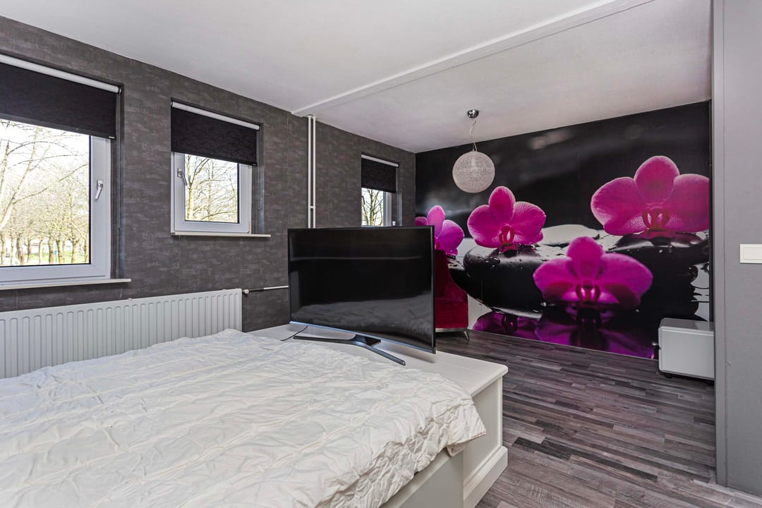 Well-maintained terraced home with modern kitchen and spacious garden — 22