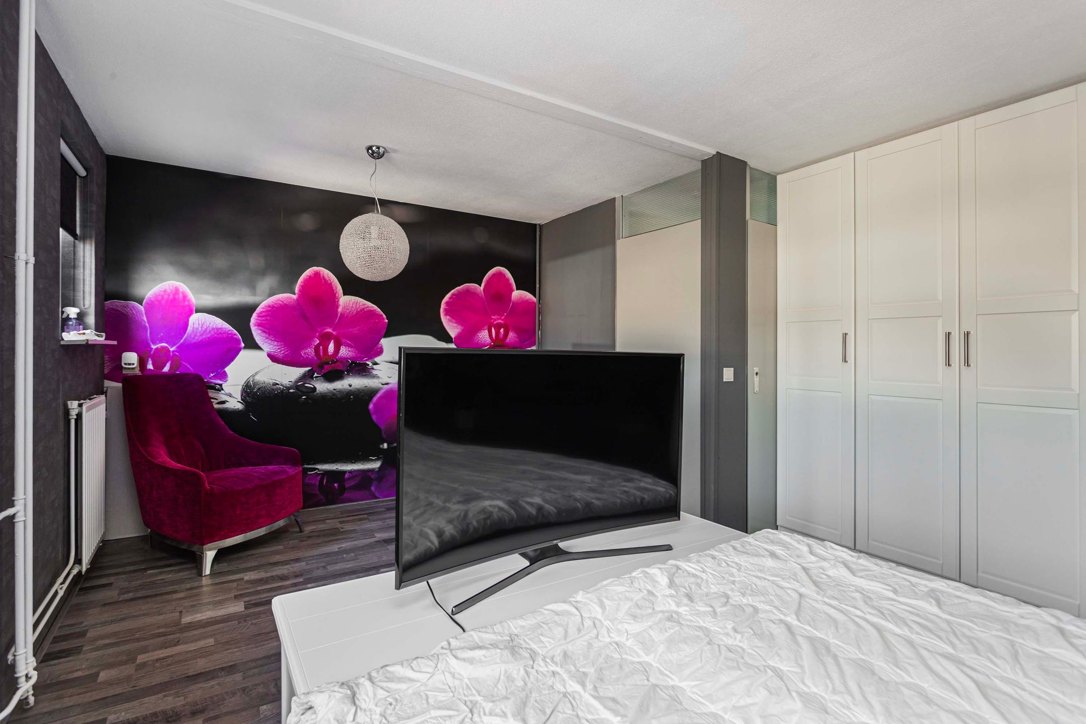 Well-maintained terraced home with modern kitchen and spacious garden — 23